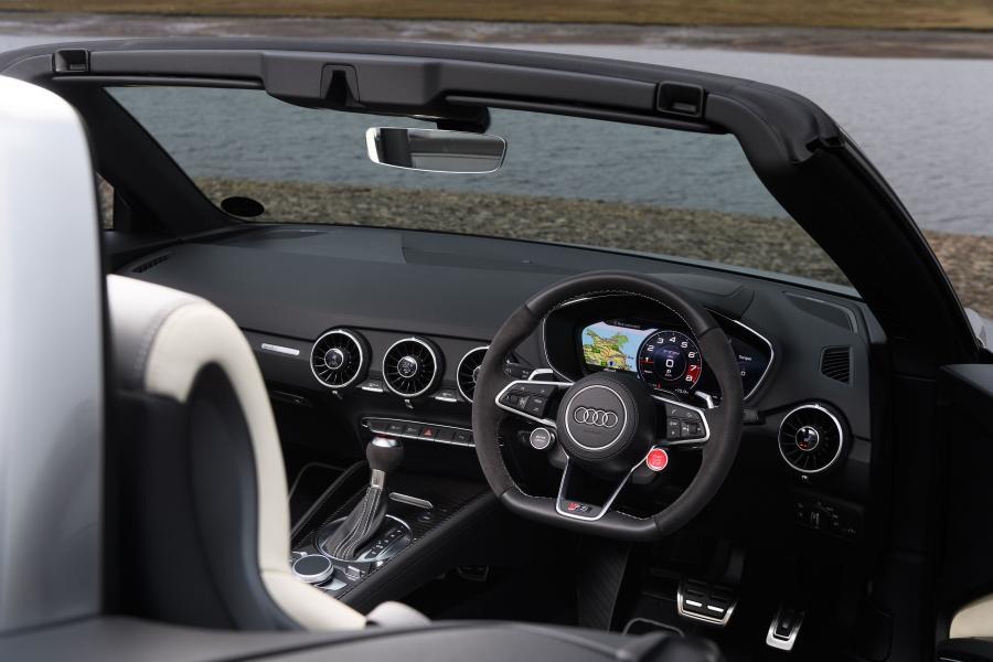 Интерьер Audi TT RS Roadster (8S) 2016 года  (UK) (фото 3 из 40)